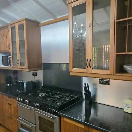 Rainsough Entire House Sleeps Upto 22 - Free Parking & Wifi Holiday home
