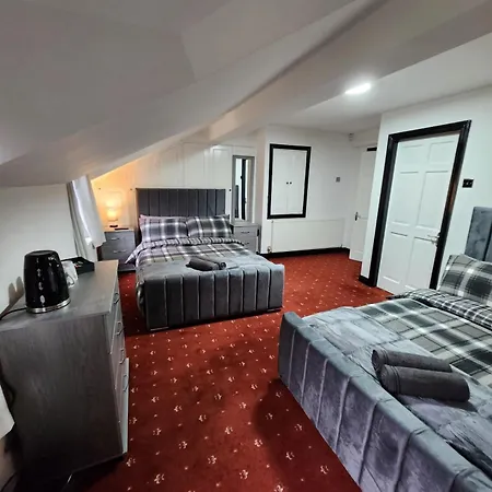 Casa de Férias Rainsough Entire House Sleeps Upto 22 - Free Parking & Wifi *