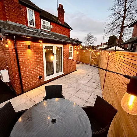 Bright 5 Bedroom House In Didsbury, Holiday home Manchester