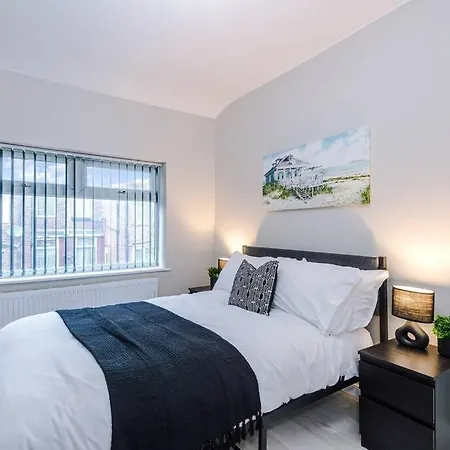 Apartment Stylish 3bdr House By Vista Short Lets & Serviced With Free Parking, Pool Table And Ps4 Manchester