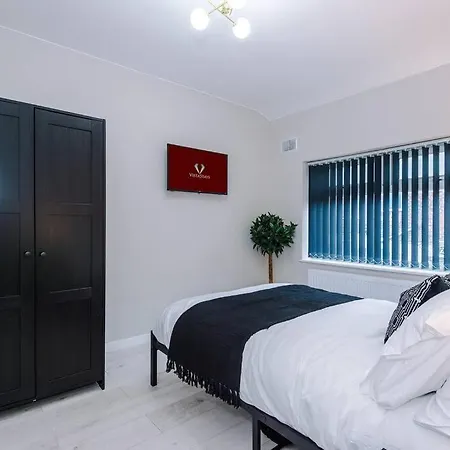 Apartment Stylish 3bdr House By Vista Short Lets & Serviced With Free Parking, Pool Table And Ps4 Manchester