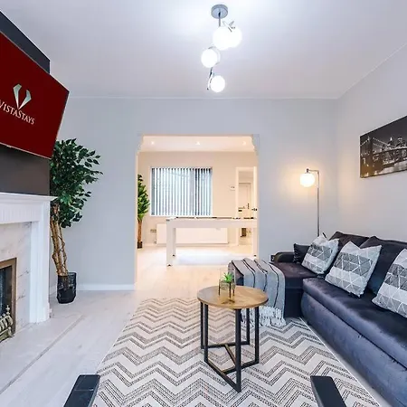 Stylish 3bdr House By Vista Short Lets & Serviced With Free Parking, Pool Table And Ps4 Manchester