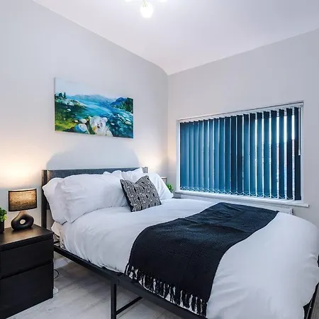 Stylish 3 Bed In Salford W Pool Table And Ps4 By Vista Short Lets Salford *
