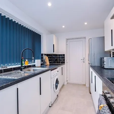 Stylish 3bdr House By Vista Short Lets & Serviced With Free Parking, Pool Table And Ps4 * マンチェスター