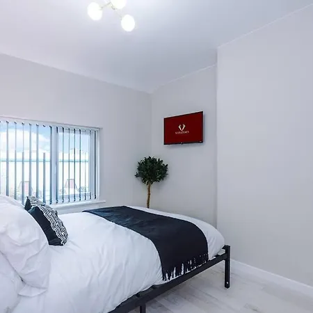 Apartment Stylish 3bdr House By Vista Short Lets & Serviced With Free Parking, Pool Table And Ps4 Manchester