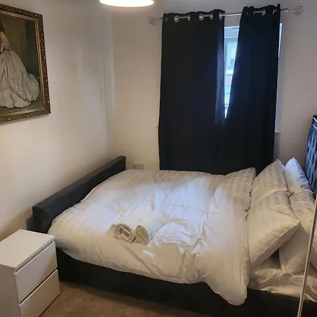 City Centre - 2 Bedrooms - Pet Friendly - Garden Hébergement de vacances *