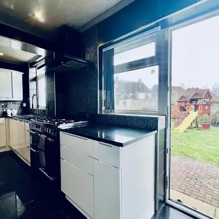 Vakantiehuis 13 Guests - Free Parking - House Manchester