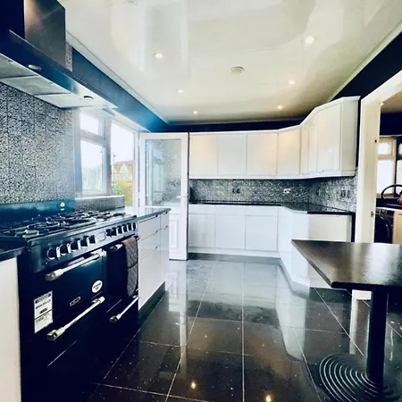 13 Guests - Free Parking - House