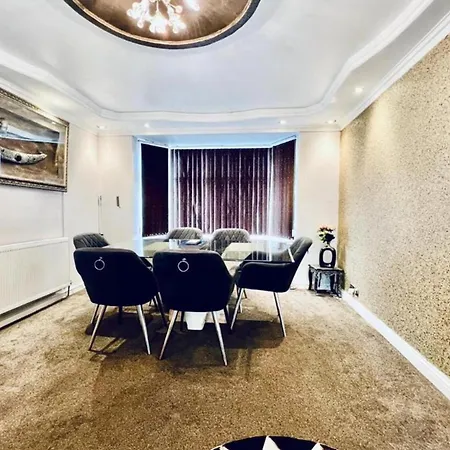 13 Guests - Free Parking - House Holiday home *