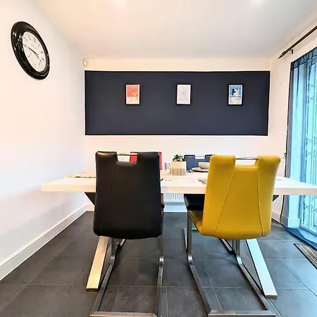 Дом отдыха Modern Townhouse Near Coop Live Etihad