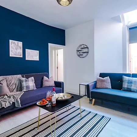Holiday home Large 4 Bedroom With Free Parking Near Mediacityuk *