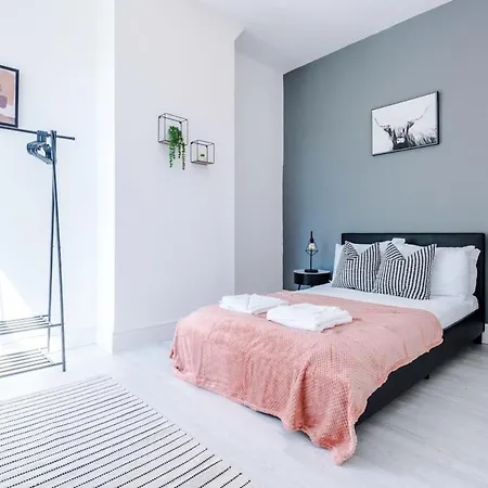 Large 4 Bedroom With Free Parking Near Mediacityuk *