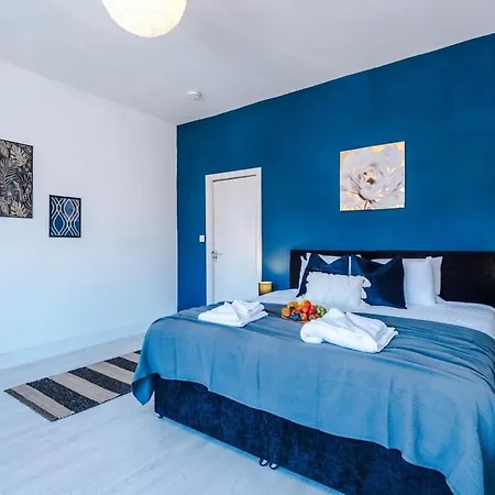 Large 4 Bedroom With Free Parking Near Mediacityuk Manchester