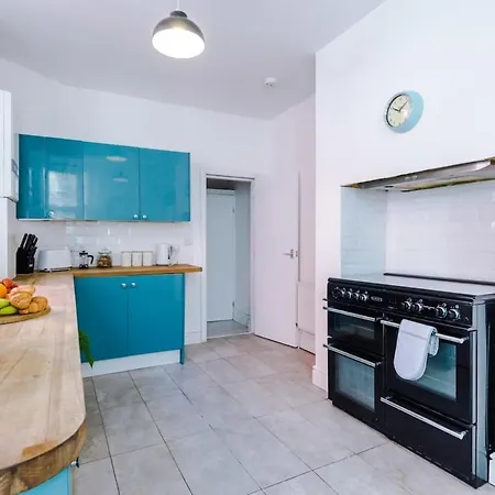 Large 4 Bedroom With Free Parking Near Mediacityuk Holiday home