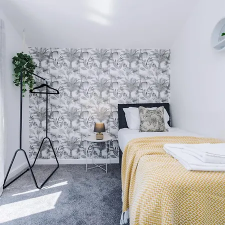 Rest&recharge At Waterway House Holiday home Manchester