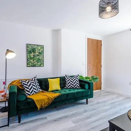 Rest&recharge At Waterway House Holiday home Manchester