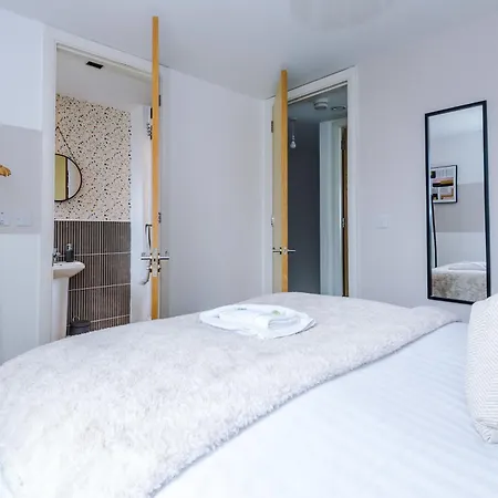 Townhouse 5mins To Centre And Etihad - Free Secure Parking