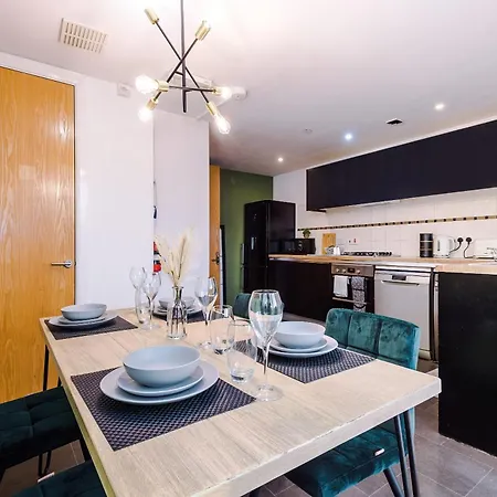 Rest&recharge At A Spacious Townhouse By The Etihad Manchester