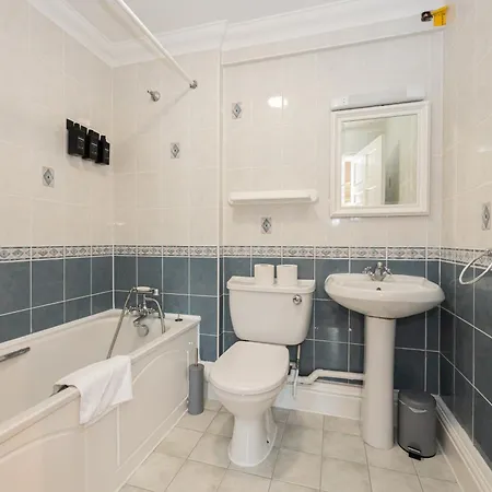 The Burton- Free Gated Parking Apartman *