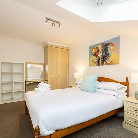 The Burton- Free Gated Parking Apartman *