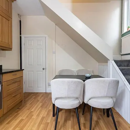 Spacious 2-bed With Garden
