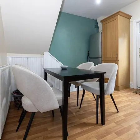 Spacious 2-bed With Garden Holiday home Manchester