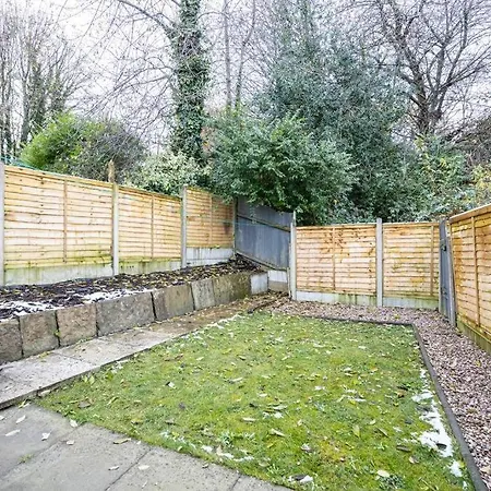 Spacious 2-bed With Garden *