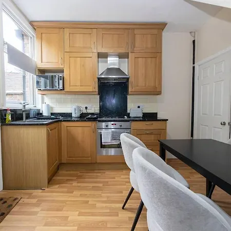 Spacious 2-bed With Garden Manchester