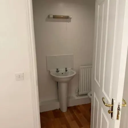 4 Bedroom Next To Apollo * Manchester