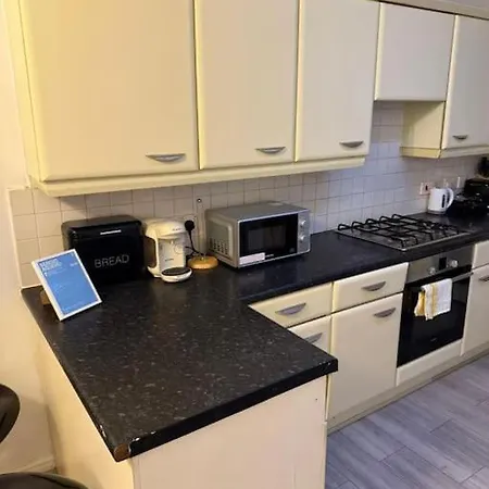 4 Bedroom Next To Apollo * Manchester