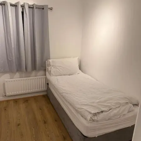 4 Bedroom Next To Apollo Manchester