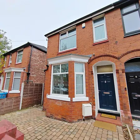 別荘 Modern 4 Bed House - Free Parking *