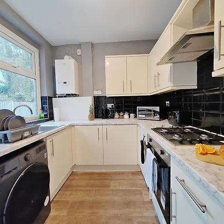 Modern 4 Bed House - Free Parking