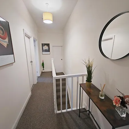 別荘 Modern 4 Bed House - Free Parking *