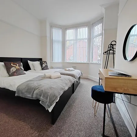 Modern 4 Bed House - Free Parking 別荘