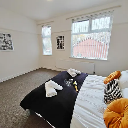 Modern 4 Bed House - Free Parking マンチェスター