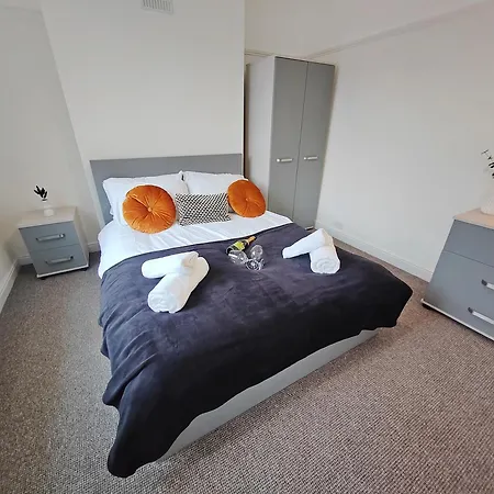 Modern 4 Bed House - Free Parking