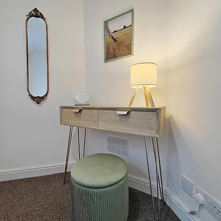 Modern 4 Bed House - Free Parking 別荘 *