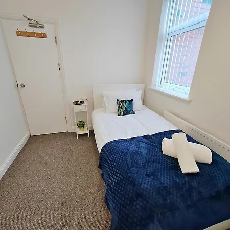 Modern 4 Bed House - Free Parking *