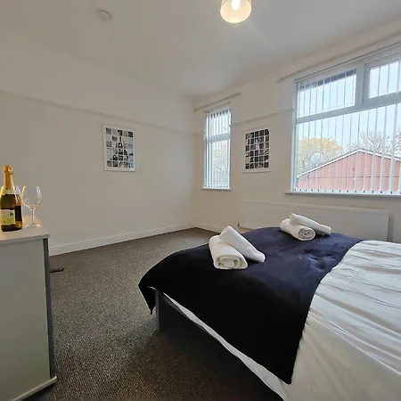 Modern 4 Bed House - Free Parking マンチェスター