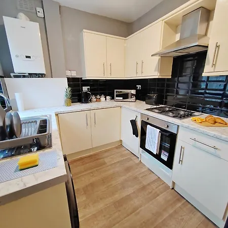 Modern 4 Bed House - Free Parking