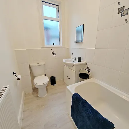 Modern 4 Bed House - Free Parking Сasa de vacaciones
