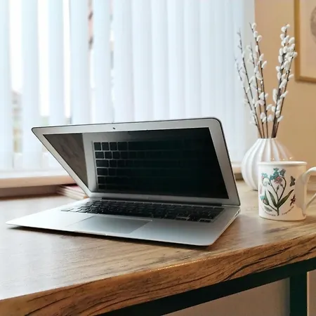 Modern 4 Bed House - Free Parking 別荘 *