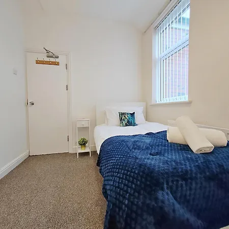 Modern 4 Bed House - Free Parking 別荘