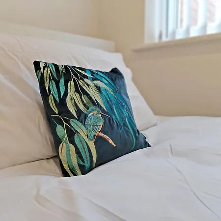 Modern 4 Bed House - Free Parking 別荘 *