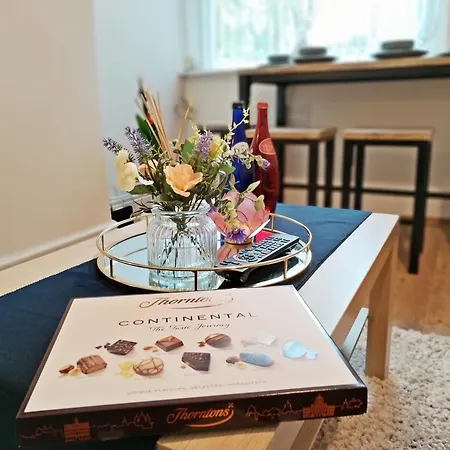 Modern 4 Bed House - Free Parking 別荘