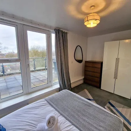 3 Bed Free Parking Near Centre