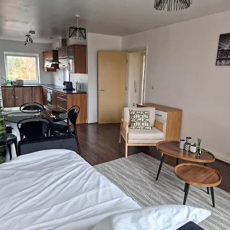 3 Bed Free Parking Near Centre Apartamento