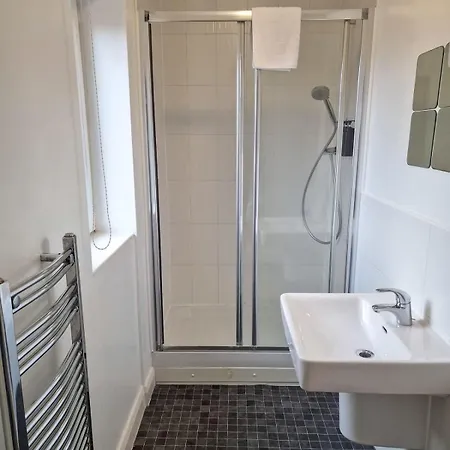 3 Bed Free Parking Near Centre
