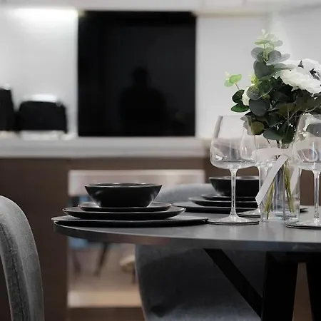 Lägenhet Elegant 2 Bedroom 2 Bathroom With Free Parking,city Centre